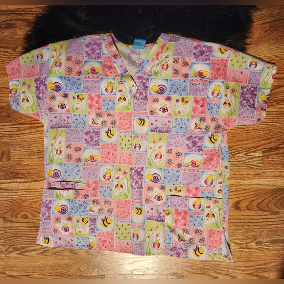HQ Scrub High Quality Basics Top- Flowers, Snails, & Bees & Ladybugs Size L - Picture 1 of 6